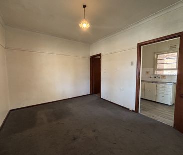 Tidy bedsitter, in an ideal location - Photo 3