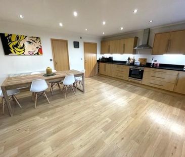 2 bedroom mews to rent - Photo 3