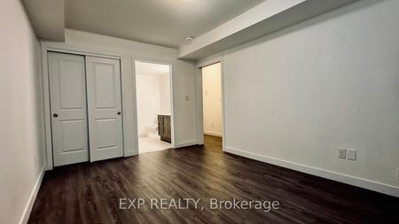 Townhouse For Lease | X8119256 - Photo 2