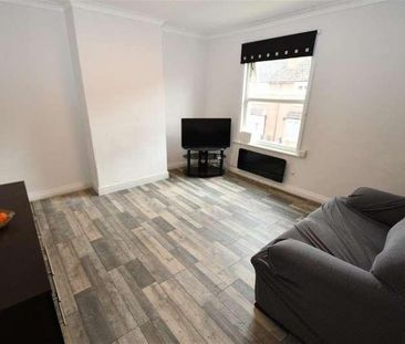 Bedroom Top Floor Apartment In Cranleigh, GU6 - Photo 2