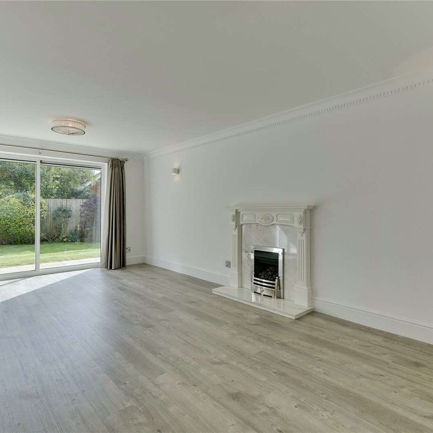 A large five bedroom family home set in a sought after residential development, as well as being in good proximity to Cobham Free School and ACS Cobham. - Photo 1