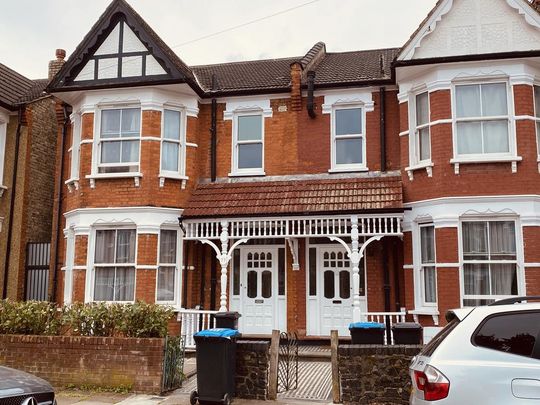 1 bedroom in a house share to rent - Photo 1