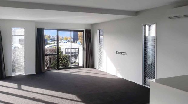 Stylish & Spacious 3-Bedroom Townhouse - Prime Wigram Location - Photo 1