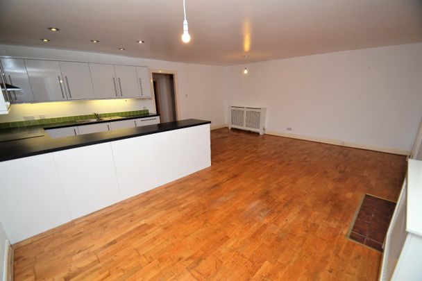 2 bed flat to rent in Regent Park Square, Glasgow, G41 - Photo 1