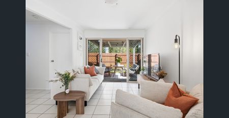 Stylish Parkside Townhouse Offering Comfort, Privacy & Convenience! - Photo 3