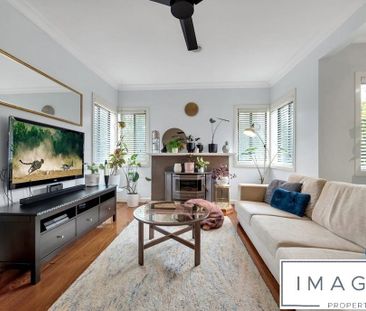 Stylish 3-Bedroom Home with Double Garage – Walk to Werribee CBD - Photo 2