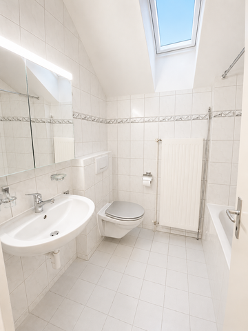Schöne 3-Zimmer Dachwohnung mit Balkon an zentraler Lage in Riehen - Foto 2