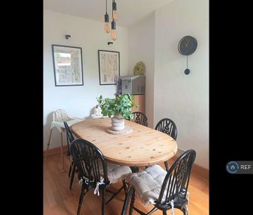 3 bedroom semi-detached house to rent - Photo 2