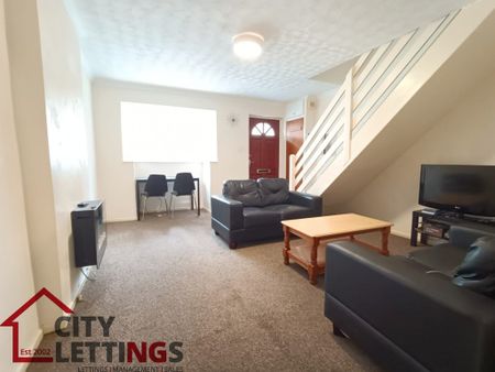 2 Bedroom Mid Terraced House - Photo 2