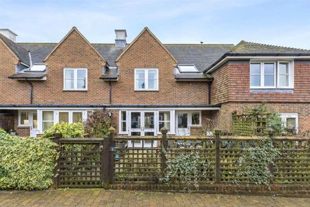 Two bedroom retirement cottage in the heart of Beaconsfield Old Town with a private patio and communal gardens. - Photo 4