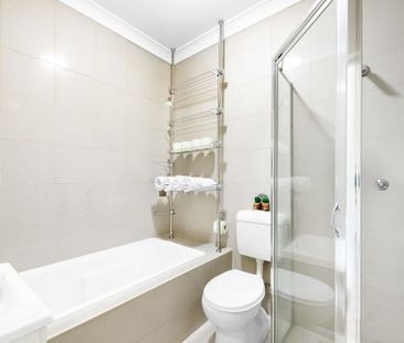 Spacious 3 Bedroom Apartment In Exceptional Location - Photo 4