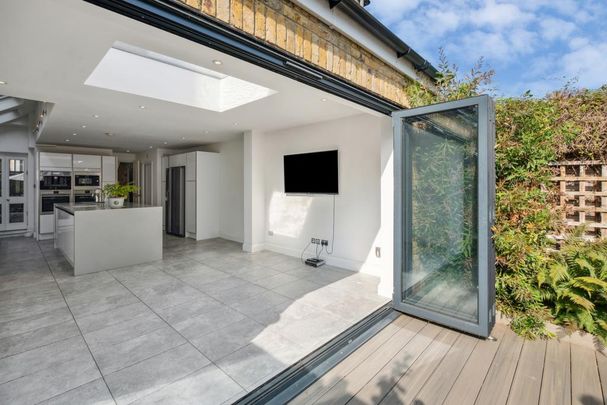 4 bedroom terraced house to rent - Photo 1