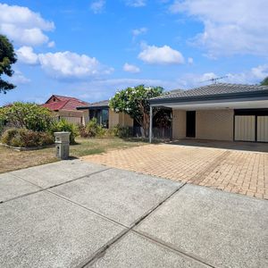 Spacious Family Living in a Quiet South Lake Location - Photo 2
