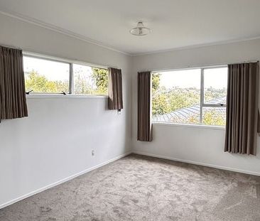 Spacious 5BR Hillcrest Haven w/ Views - Photo 3