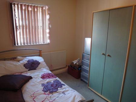 Large 6 Bed Apartment just off Devonshire Green & West Street - Photo 3