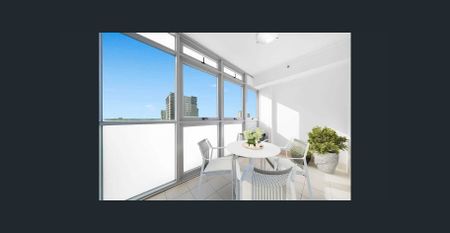 Light-filled, modern apartment located in the heart of Burwood - Photo 3