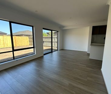 22 Marathon Way, Narre Warren South VIC - Photo 2