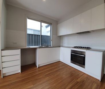 Trendy 3 bedroom townhouse just minutes to the CBD - Photo 6