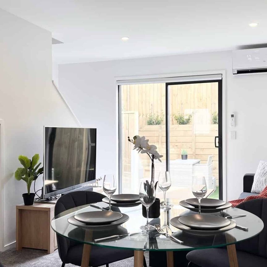 FULLY FURNISHED STYLISHLY PRESENTED INNER CITY TOWNHOUSE! - Photo 1