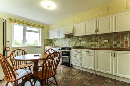 Weekes Drive, Cippenham, SL1 - Photo 4