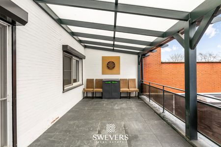 Volledig gerenoveerd appartement van 102 m² met ruim terras en garagebox - Photo 2