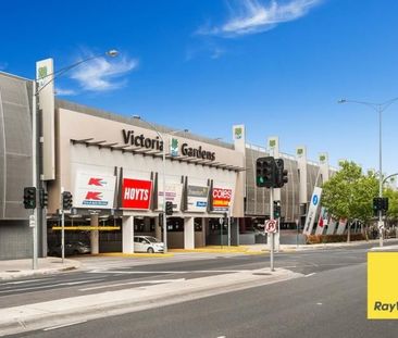 IN THE HEART OF IT ALL&mldr; - Photo 2