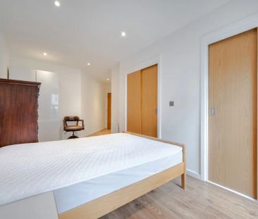 3 bedroom flat in Camden - Photo 3