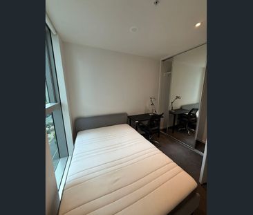 Luxury Living in the Heart of Docklands - Photo 3