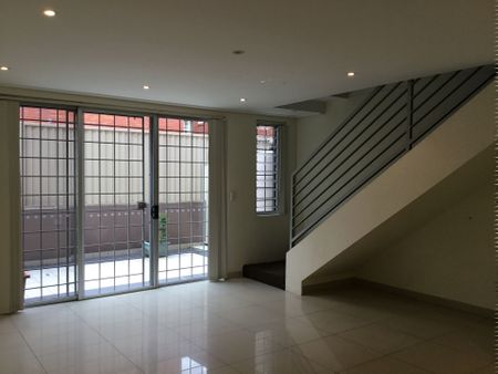 Spacious & Convenient 3-Bedroom Apartment in Prime Hurstville Location - Split Levels - Photo 3