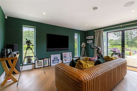 An exceptional four bedroom Country home with extensive gardens. - Photo 2