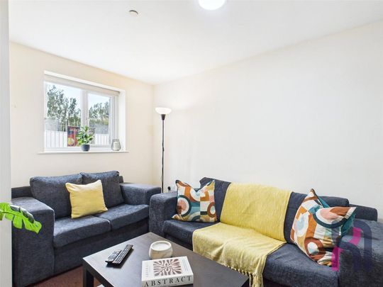 3 bedroom semi-detached house to rent - Photo 1