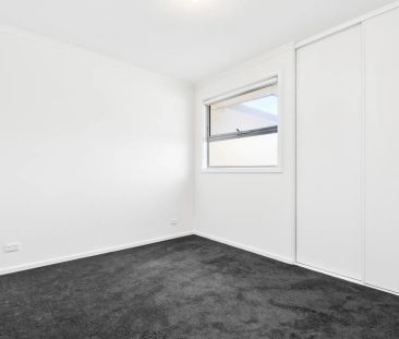 Stylish & Modern 3-Bedroom Townhouse in Bluestone Estate - Photo 5