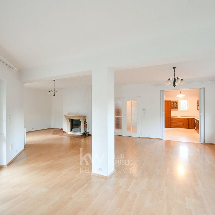 Pronájem domu 251 m² s pozemkem 1 018 m² - Фото 1