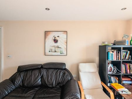 2 Bed Flat, Durnsford Road, SW19 - Photo 2