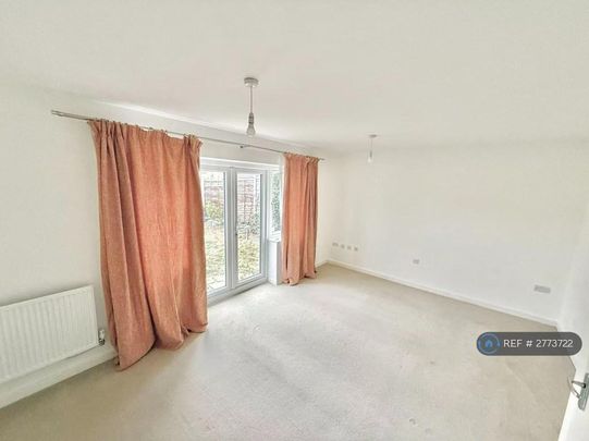 4 bedroom semi-detached house to rent - Photo 1