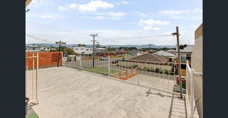 Coastal Convenience - Quiet Top-Floor Living - Photo 4