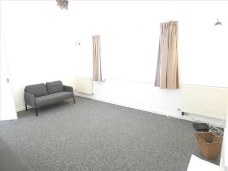 5 bedroom bungalow to rent - Photo 2