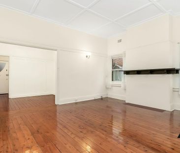 Spacious Top Floor Two Bedroom Apartment - Photo 2