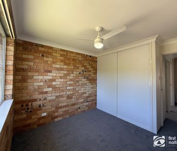 Renovated townhouse within walking distance to town - Photo 4