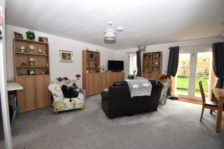 3 bedroom semi-detached house to rent - Photo 5