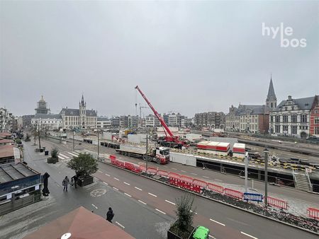 Zeer ruim appartement gelegen aan de Grote Markt van St-Niklaas - Photo 2