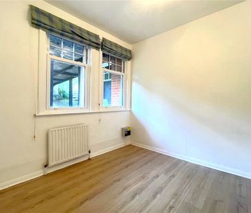 The Crescent, Farnham, Surrey, GU9 - Photo 5