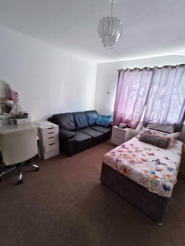 3 Bed Terraced House, Whatley Avenue, SW20 - Photo 2