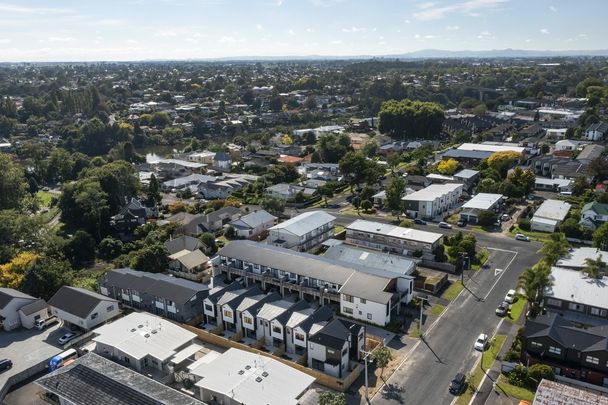 This contemporary two-bedroom, two-bathroom townhouse on Charlemont Street offers open-plan living with a modern kitchen, heat pump for year-round comfort. - Photo 1