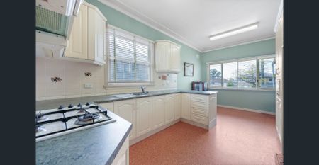 Air-Conditioned Four-Bedroom Family Home with Gas Cook-Top and Two Bathrooms! - Photo 5