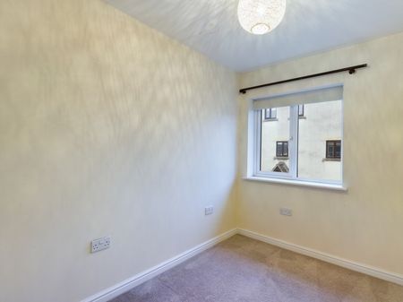 Court View, Stonehouse, Gloucestershire, GL10 - Photo 2