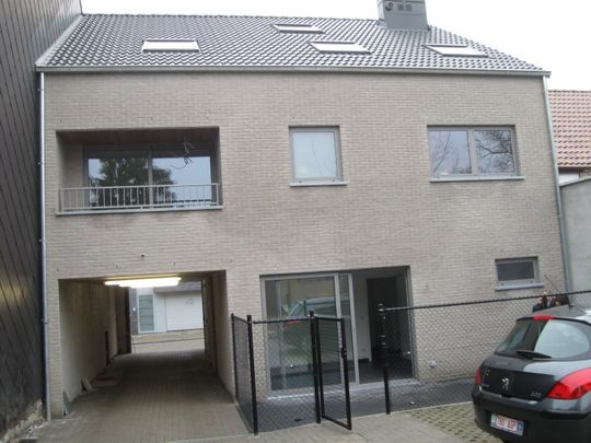 - Sint-Niklaas – Rustig gelegen appartement met 2 slaapkamers, terras, en garage - Photo 1