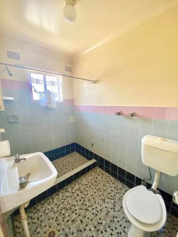 BRIGHT TOP FLOOR UNIT - Photo 4