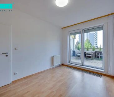 Pronájem prostorného bytu 2+kk s velkou terasou a krytým parkovacím... - Photo 6