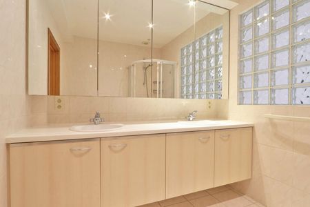 Centraal, ruim en lichtrijk appartement met 1 slaapkamer! - Foto 4